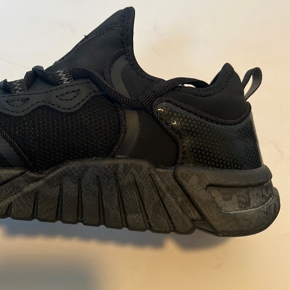 NEW Fabletics Cambria Performance Black Sneakers - Picture 6 of 8